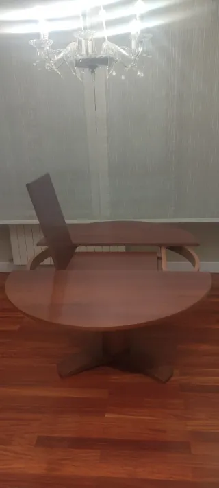 Mesa redonda de madera