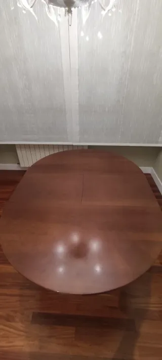 Mesa redonda de madera