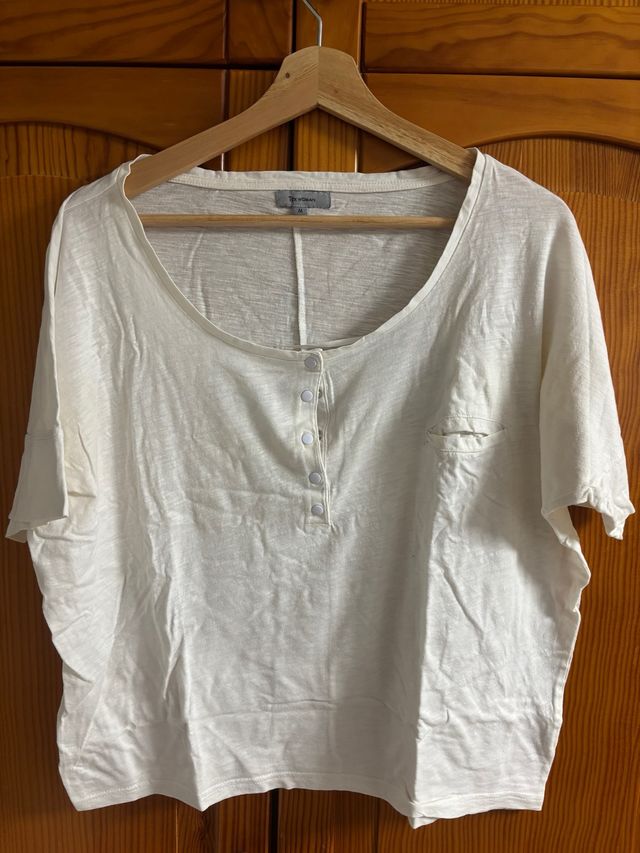 Camiseta blanca cuello pico botones M