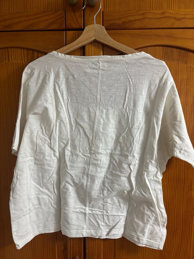 Camiseta blanca cuello pico botones M
