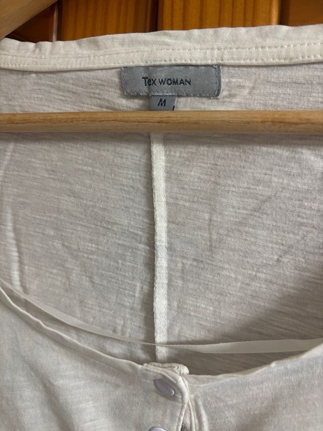 Camiseta blanca cuello pico botones M