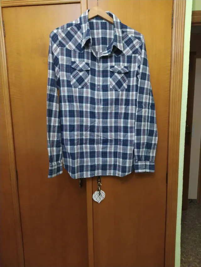 Camisa de cuadros azul y roja