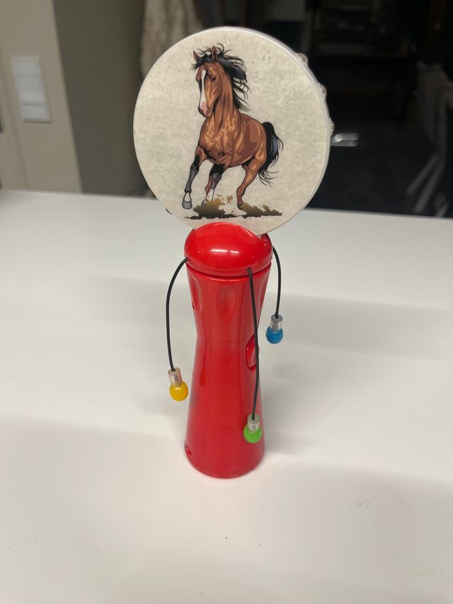 Tambor infantil com cavalo e luzes coloridas