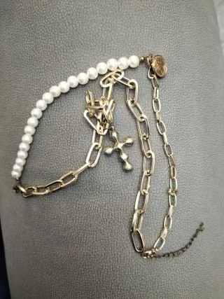 Collar de perlas y cruz dorada