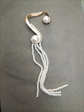 Collar de perlas y cruz dorada