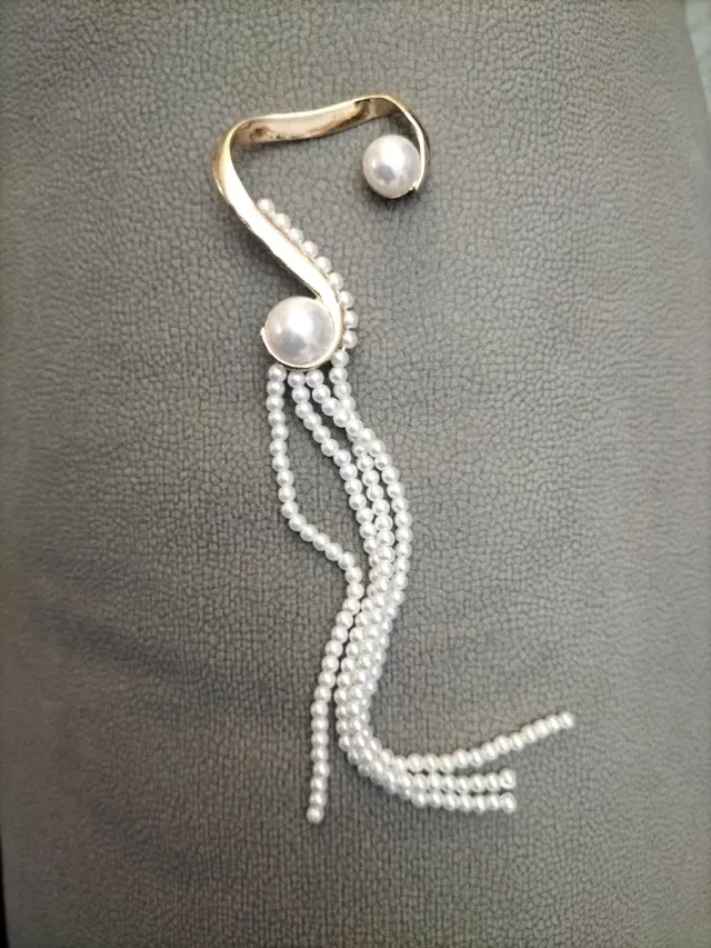 Collar de perlas y cruz dorada