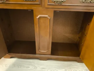 Cómoda de madera con tapa de mármol