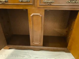 Cómoda de madera con tapa de mármol