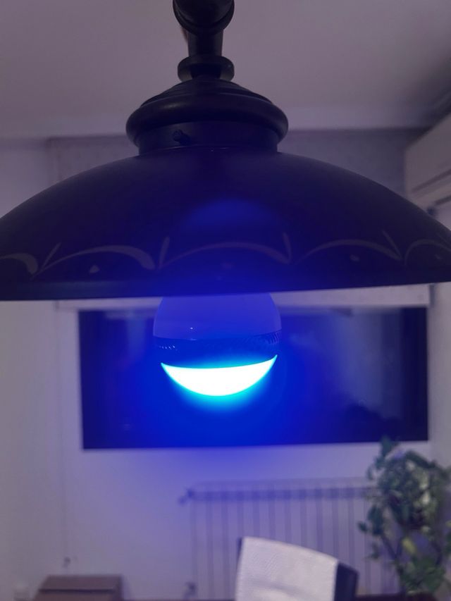 Bombilla E27 con Altavoz y Luces LED