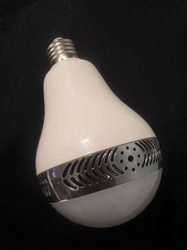 Bombilla E27 con Altavoz y Luces LED