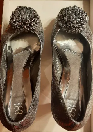 Zapatos de fiesta plateados con adorno