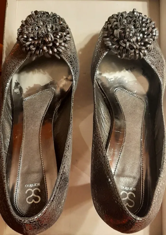 Zapatos de fiesta plateados con adorno