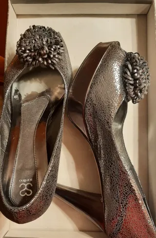 Zapatos de fiesta plateados con adorno