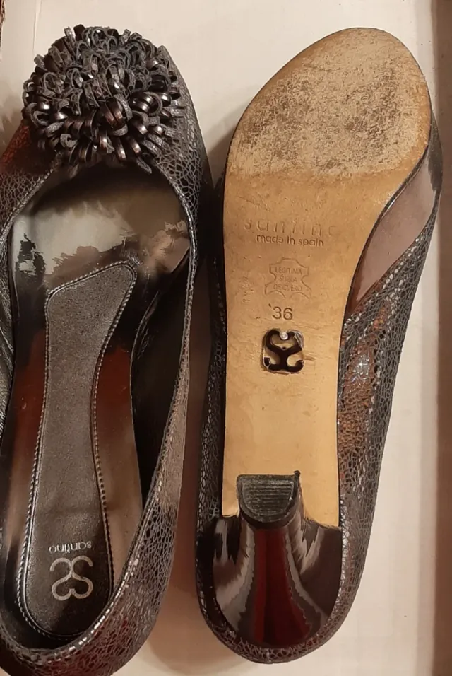 Zapatos de fiesta plateados con adorno