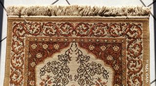 Tappeto decorativo 148x52 cm a fondo marrone