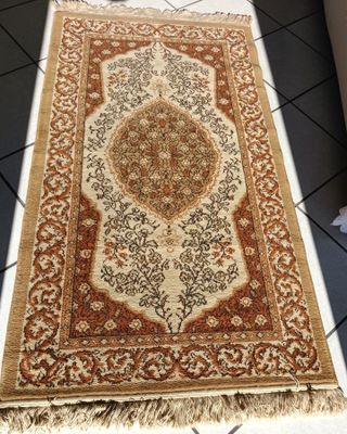 Tappeto decorativo 148x52 cm a fondo marrone