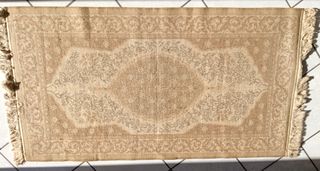 Tappeto decorativo 148x52 cm a fondo marrone