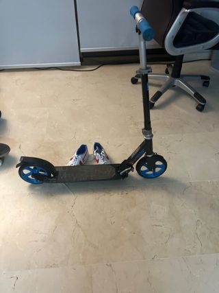 Patinete infantil con ruedas azules