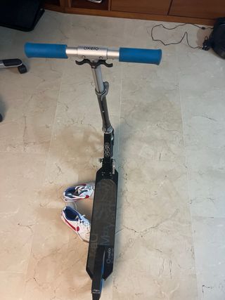 Patinete infantil con ruedas azules