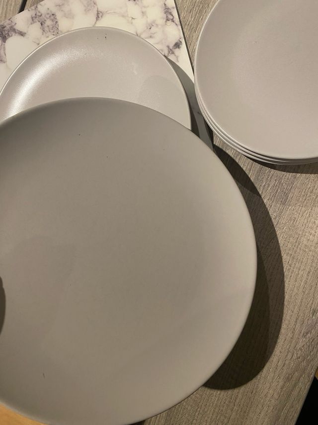 seis platos playos + 6 platos medianos, gris visón