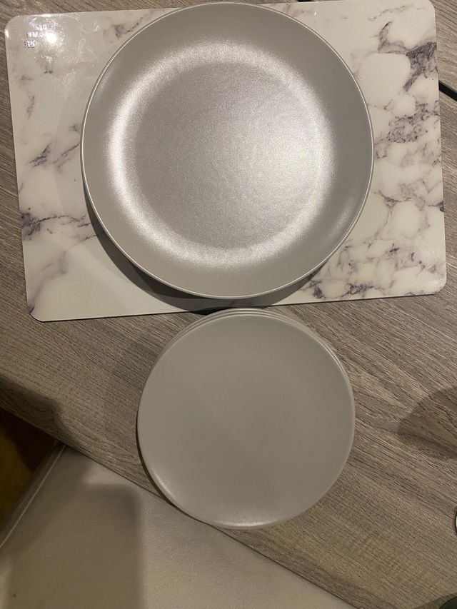 seis platos playos + 6 platos medianos, gris visón