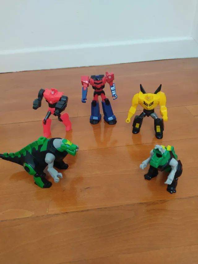 5 Figuras de Robots y dinosaurios robots