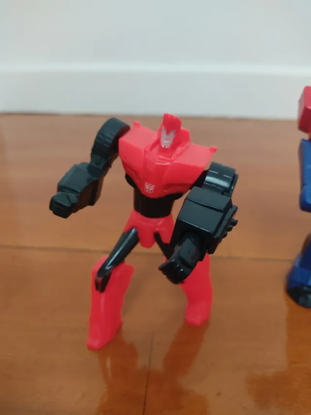 5 Figuras de Robots y dinosaurios robots