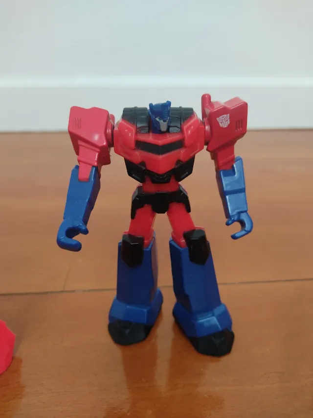 5 Figuras de Robots y dinosaurios robots