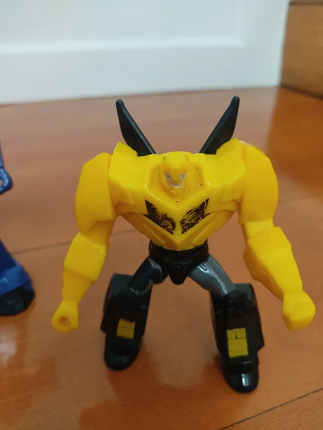 5 Figuras de Robots y dinosaurios robots