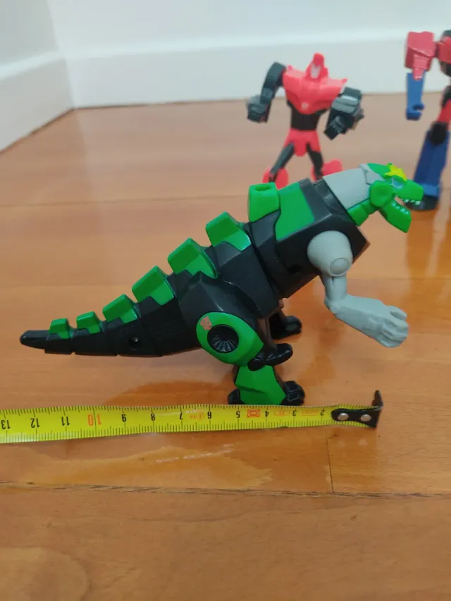 5 Figuras de Robots y dinosaurios robots