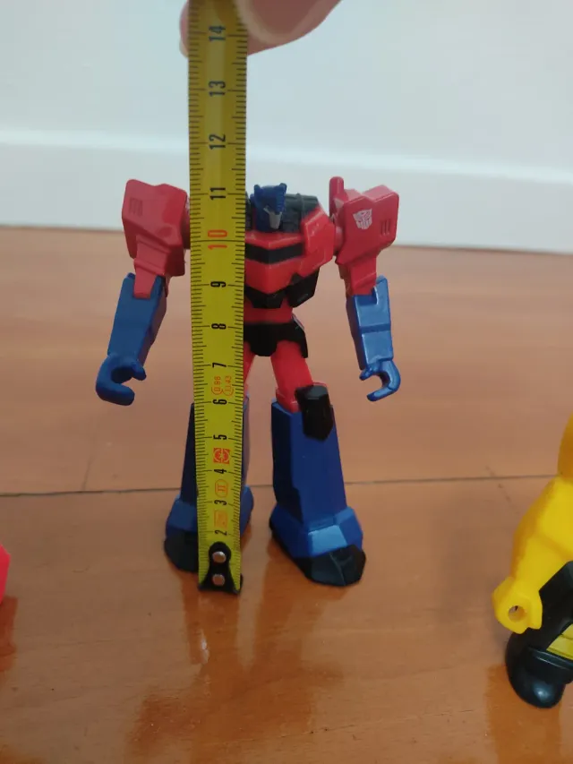 5 Figuras de Robots y dinosaurios robots