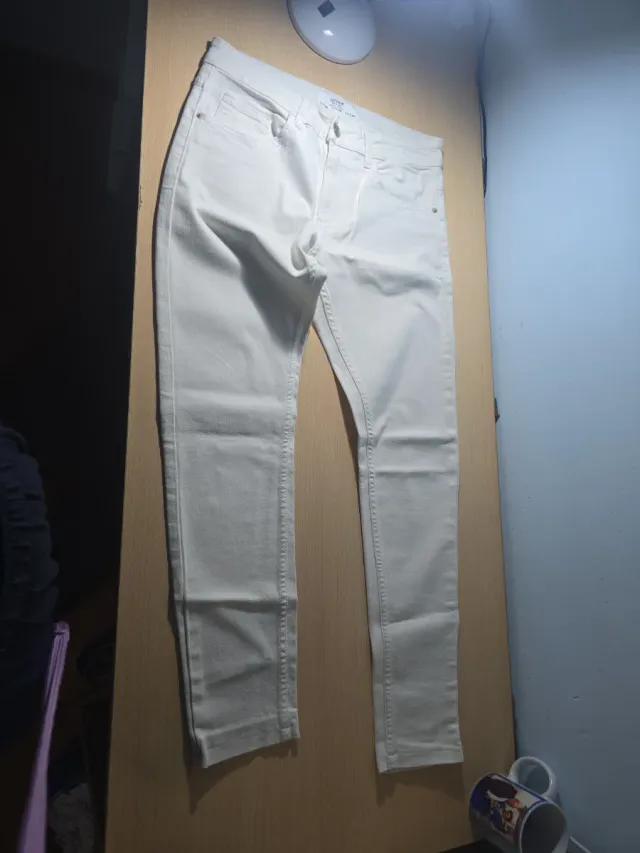 Vaqueros Bershka blancos