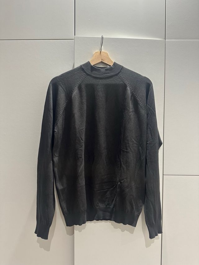 Jersey gris de cuello alto