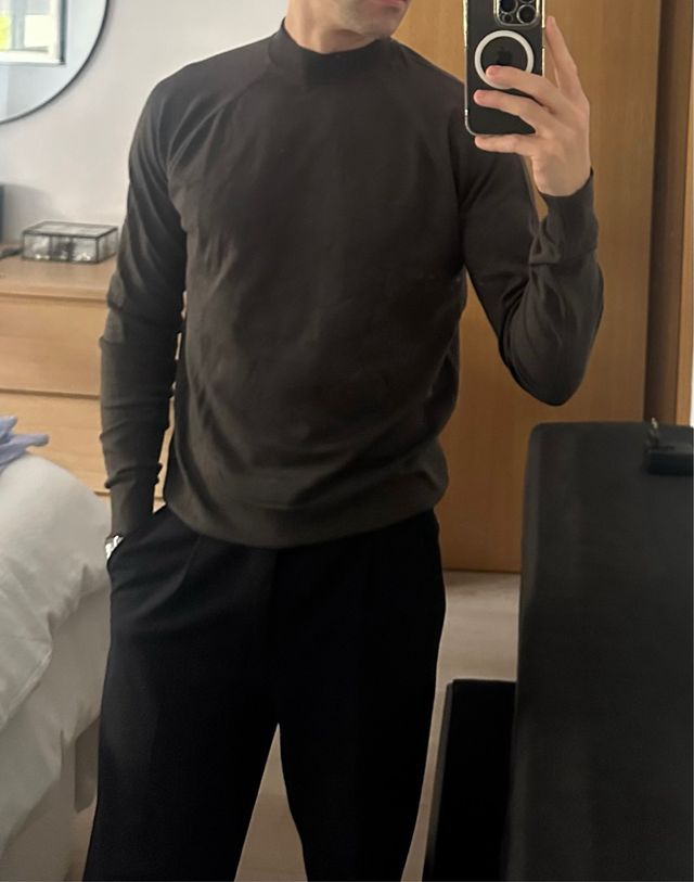 Jersey gris de cuello alto