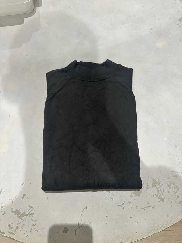 Jersey gris de cuello alto