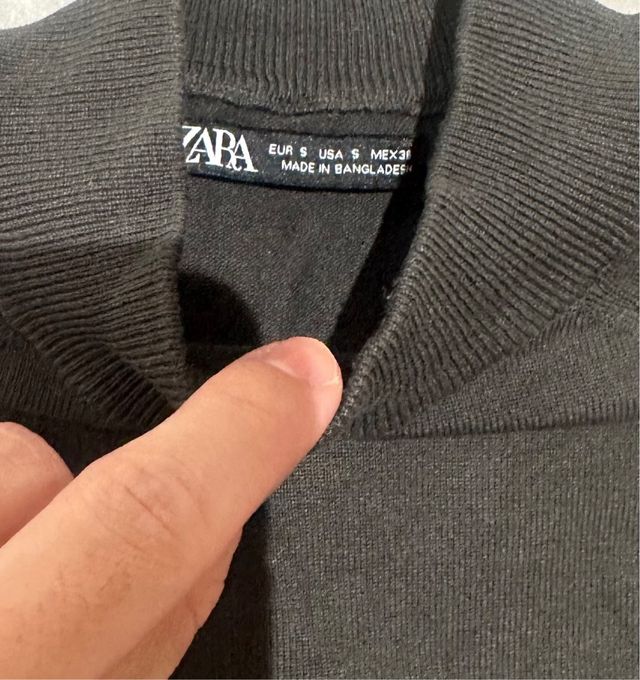 Jersey gris de cuello alto