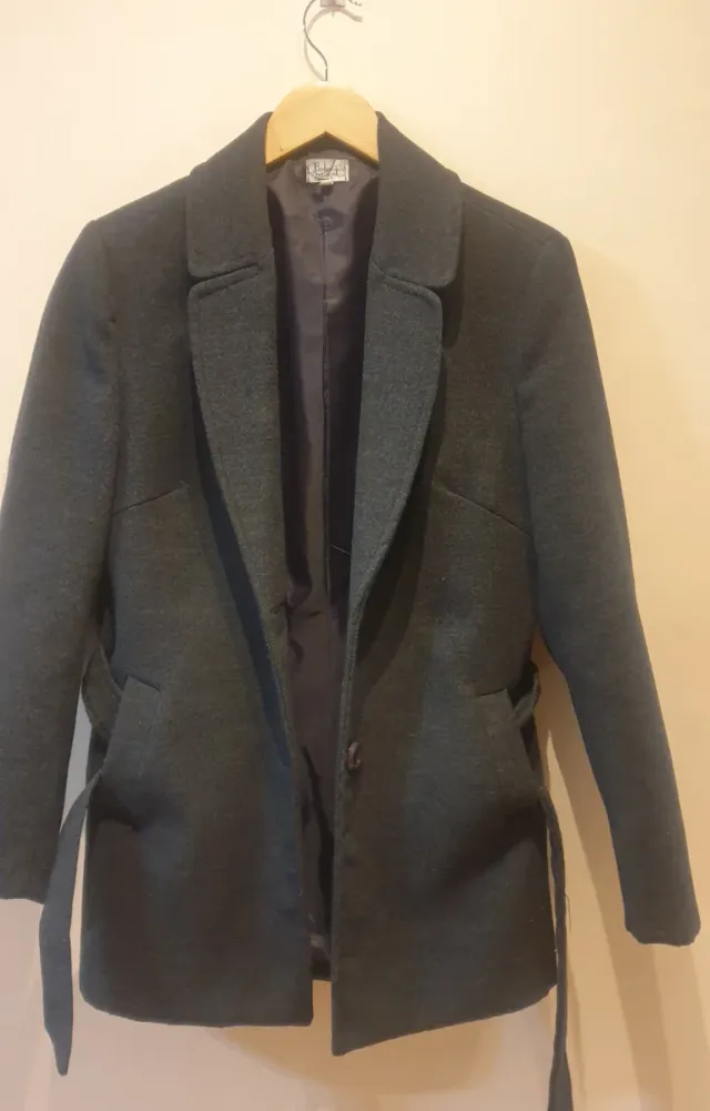 Abrigo de paño gris. Con 2 bolsillos.