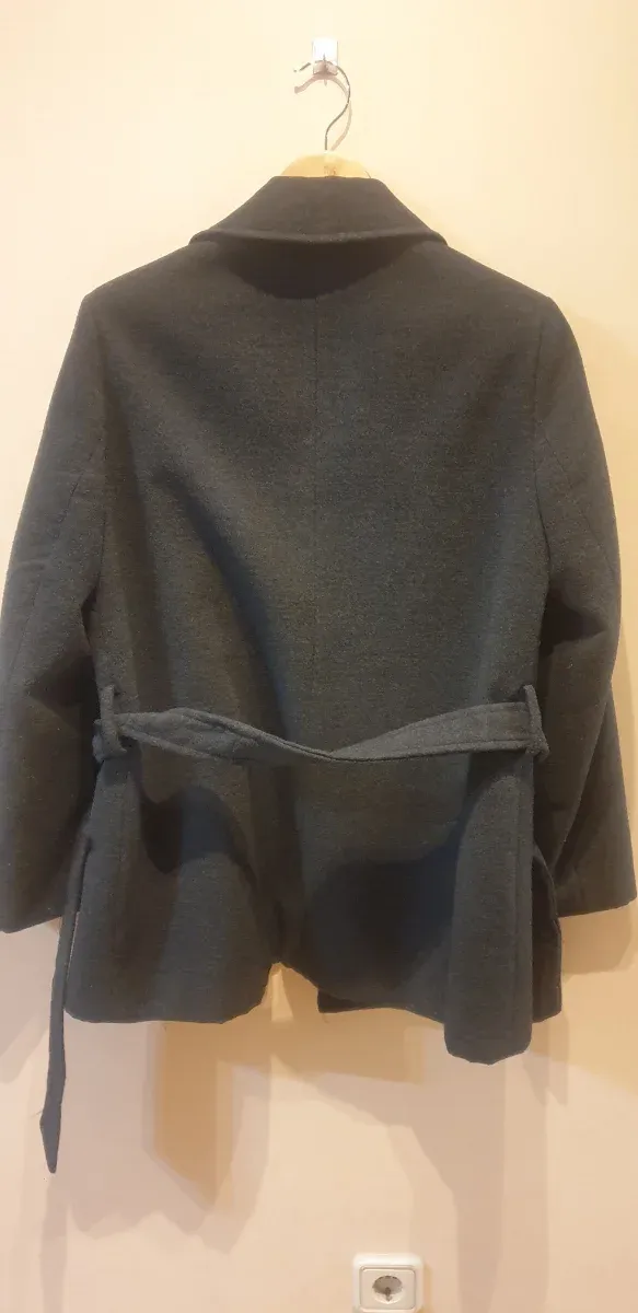 Abrigo de paño gris. Con 2 bolsillos.