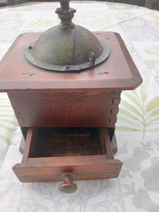 Molinillo de café francés de madera antiguo