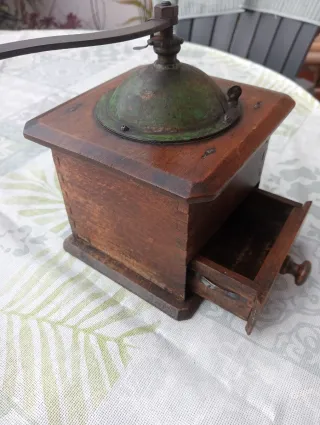 Molinillo de café francés de madera antiguo
