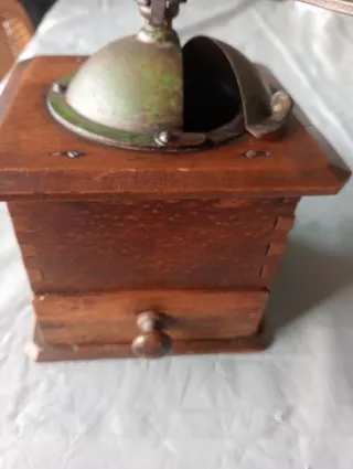 Molinillo de café francés de madera antiguo