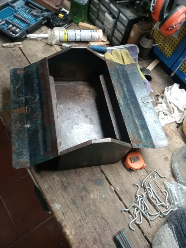 Antigua caja de herramientas metálica