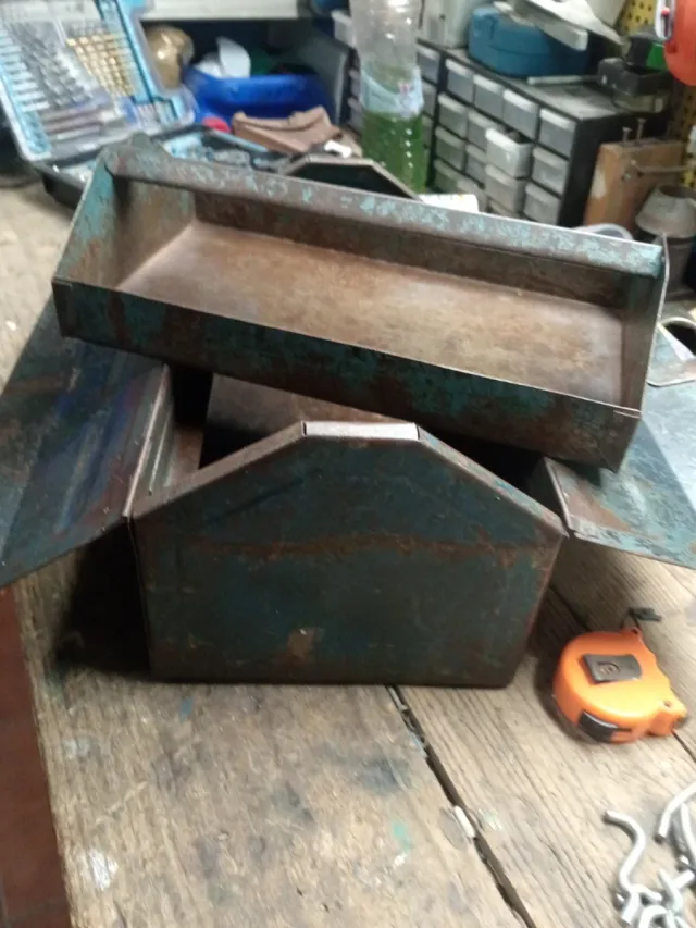Antigua caja de herramientas metálica