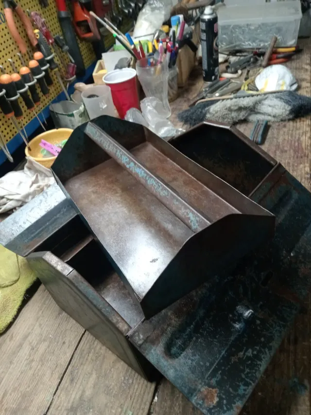 Antigua caja de herramientas metálica