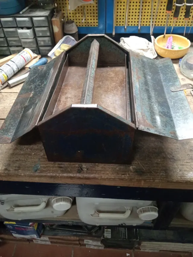 Antigua caja de herramientas metálica