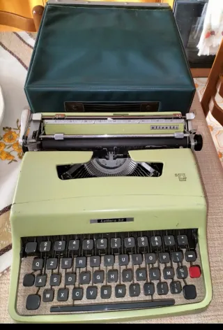 Macchina da scrivere Olivetti Lettera 32