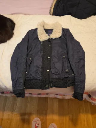 Chamarra azul con cuello de borrego