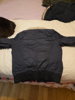 Chamarra azul con cuello de borrego