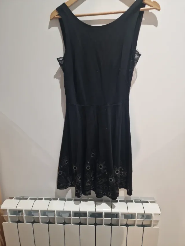Vestido negro con encaje y estampado