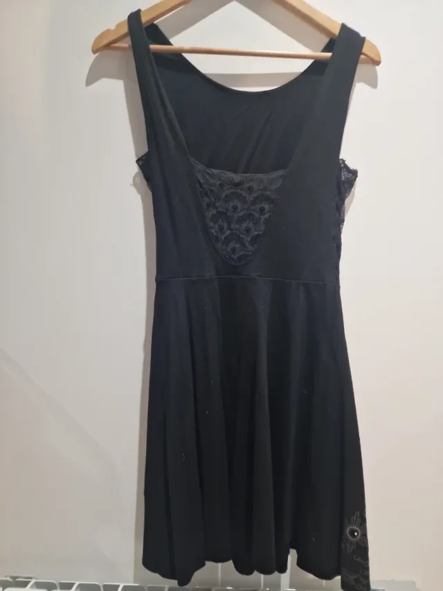 Vestido negro con encaje y estampado